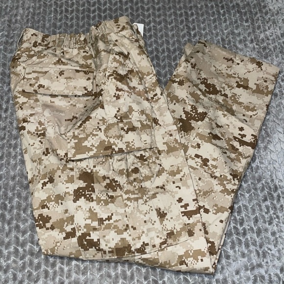 NWT Trousers, Desert MARPAT Camouflage, MCCUU. Size Medium. - Picture 1 of 11